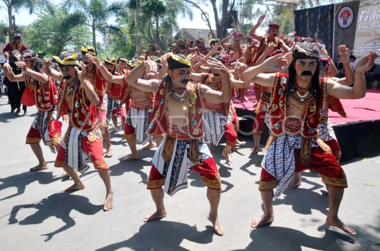 Gaya Keren Anak Muda Pakai Kaos Beraksara Kawi